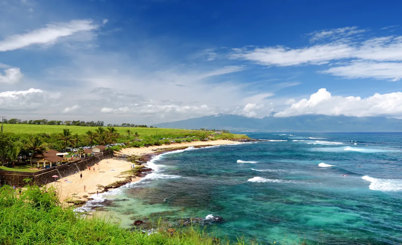 Hoʻokipa Beach and waves along Maui’s north shore
